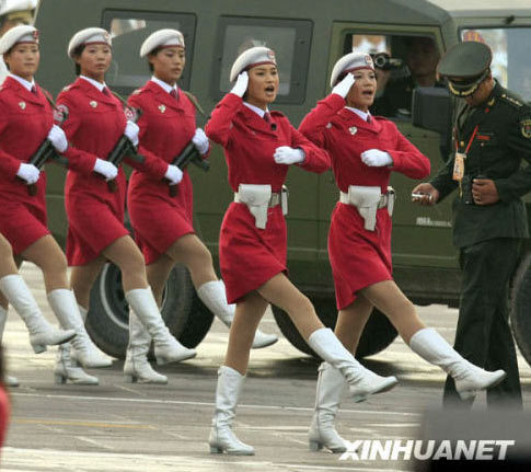 > 女民兵方阵   国庆60周年阅兵是新中国历次阅兵中女兵方队最多的