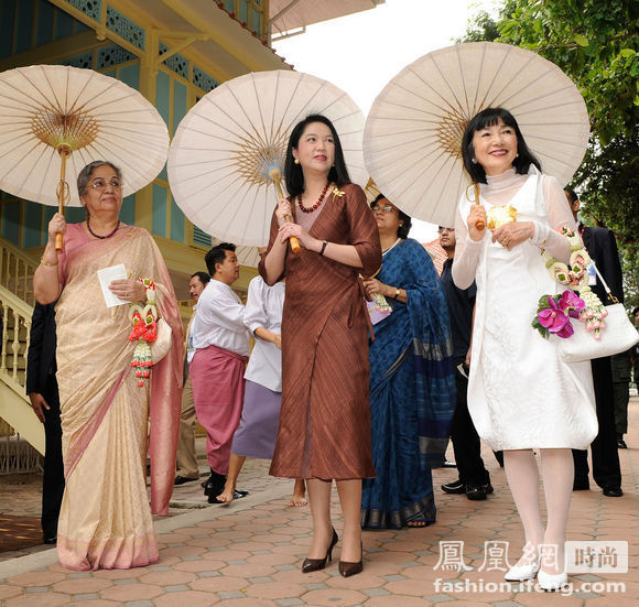 打着泰国传统纸伞在泰国皇室别墅爱与希望之