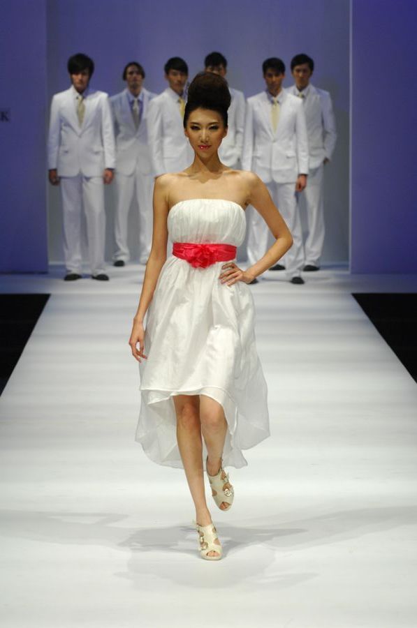 白色的抹胸裙上配上粉色丝绸收腰,带来纯洁的