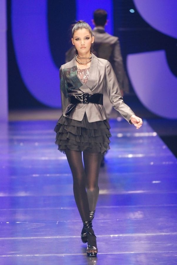 银灰色收腰西服搭配黑色短蛋糕裙