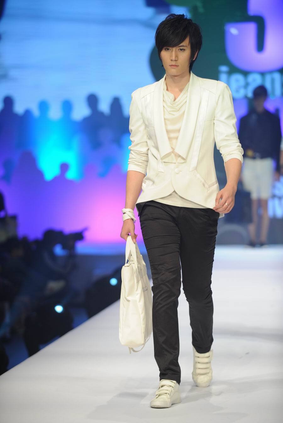 郑凯《纸飞机》铜奖作品