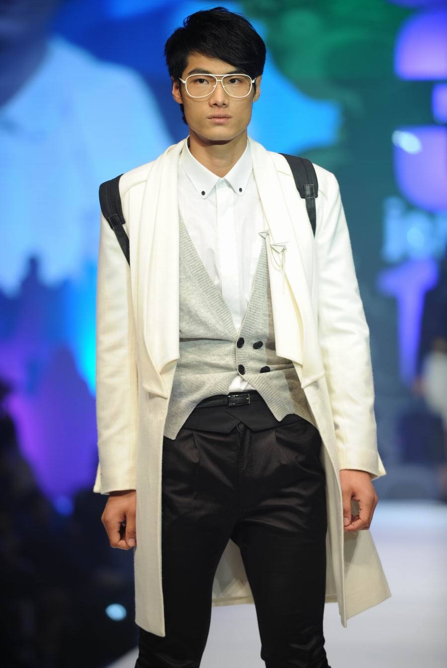 郑凯《纸飞机》铜奖作品