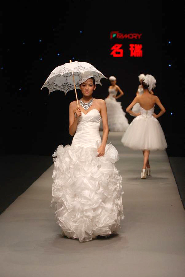 中国婚纱设计师_婚纱设计师工作室图片