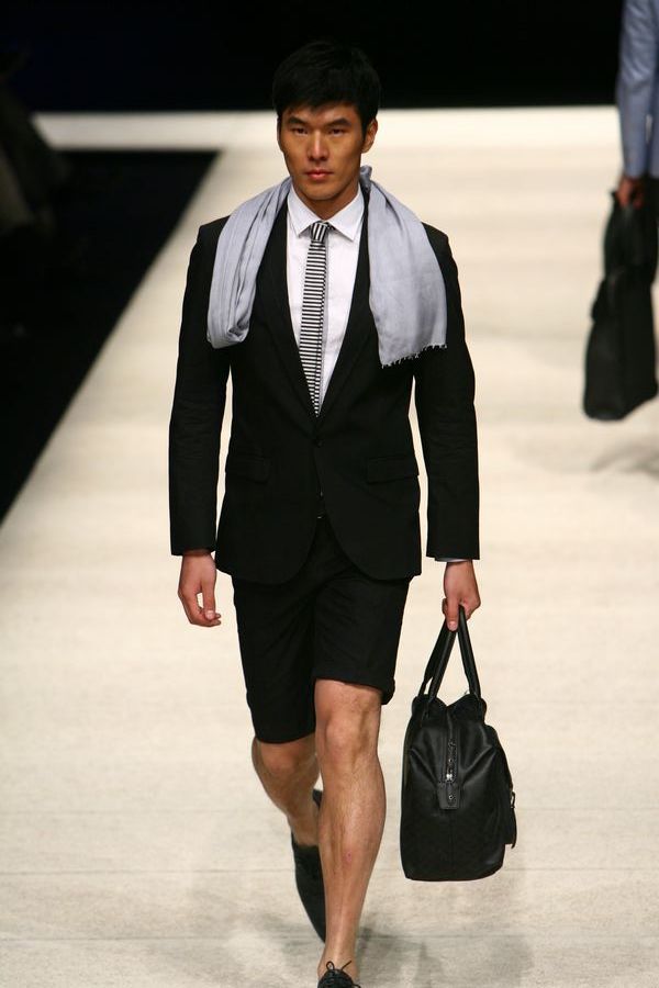 黑色经典西装搭配条纹领带引领新风潮