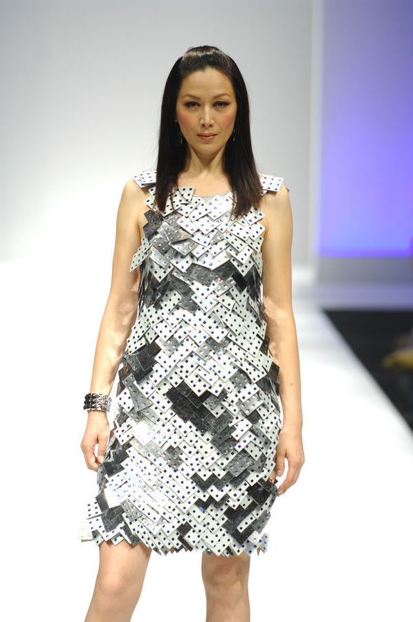 独特的亮片肌理,重复的构成搭配给人独特的视