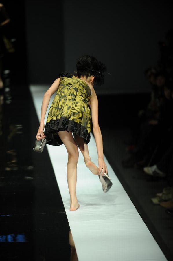 即使鞋掉了也坚持走秀_新浪图集_新浪网