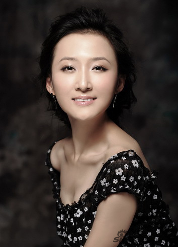 中国国际时装周 图片汇总 > 刘佳佳 在美女如云的演艺圈中,美貌,并不