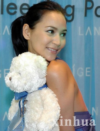 无独有偶,官恩娜也曾在香港睡衣推销护肤品