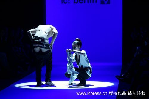 ic! berlin设计师Ralph Anderl赤身裸体上演SM秀