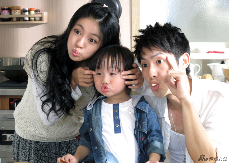 《下一站幸福》一家三口温馨剧照