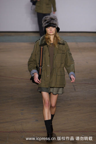 橄榄绿大衣搭配短裙活泼时尚