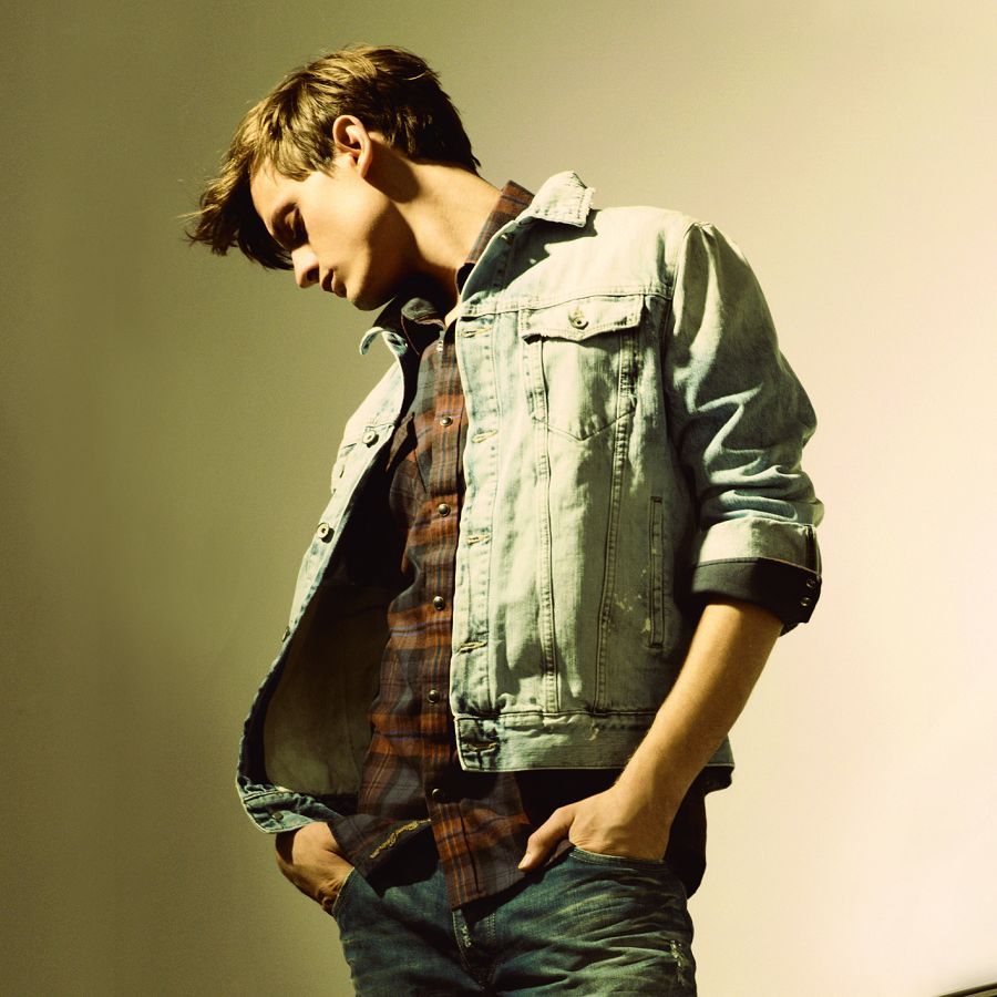 男人的惬意时光-经典的牛仔外套搭配出彩的格