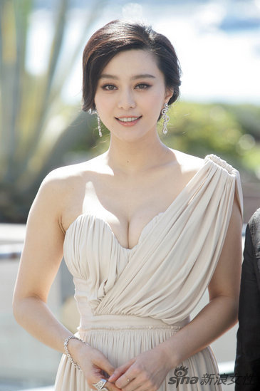 范冰冰挤胸扮希腊女神 专人撑伞显大牌