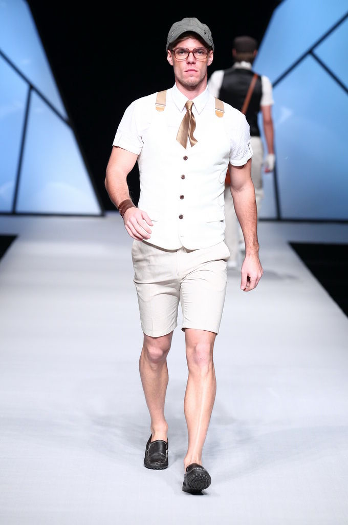 西装短裤豆豆鞋+吴青青男装打低碳轻松牌