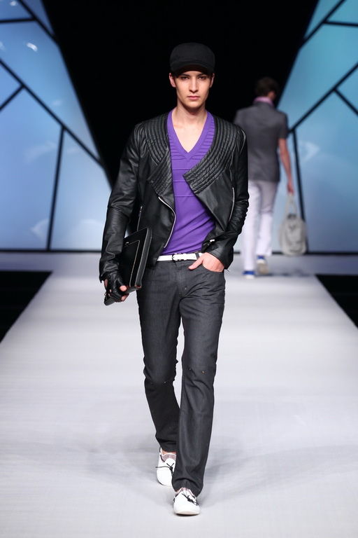 西装短裤豆豆鞋 吴青青男装打低碳轻松牌 -- 佛