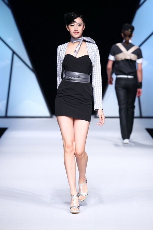 西装短裤豆豆鞋 吴青青男装打低碳轻松牌 -- 佛