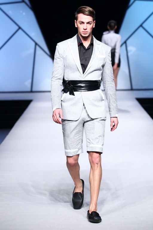 西装短裤豆豆鞋 吴青青男装打低碳轻松牌 -- 佛