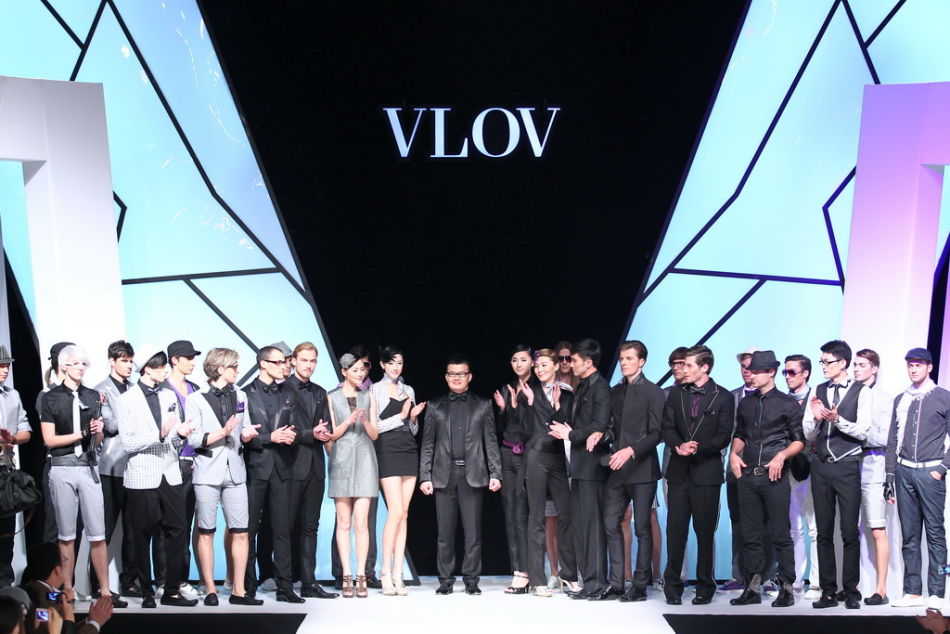 西装<em>短裤豆豆鞋</em> 吴青青男装打低碳轻松牌 -- 佛