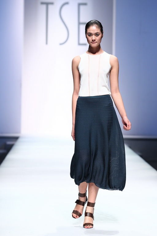 服装设计师制作礼服 16237_38588_953933.jpg