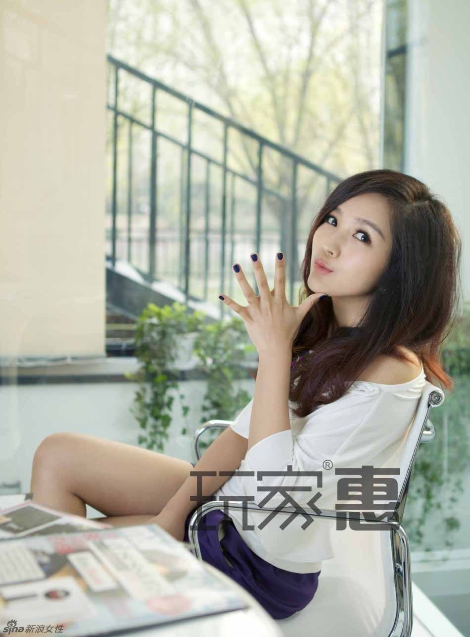 何洁表情俏皮