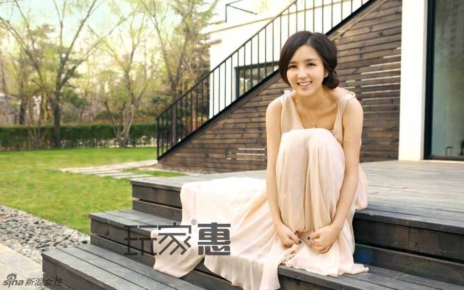 何洁长裙飘逸