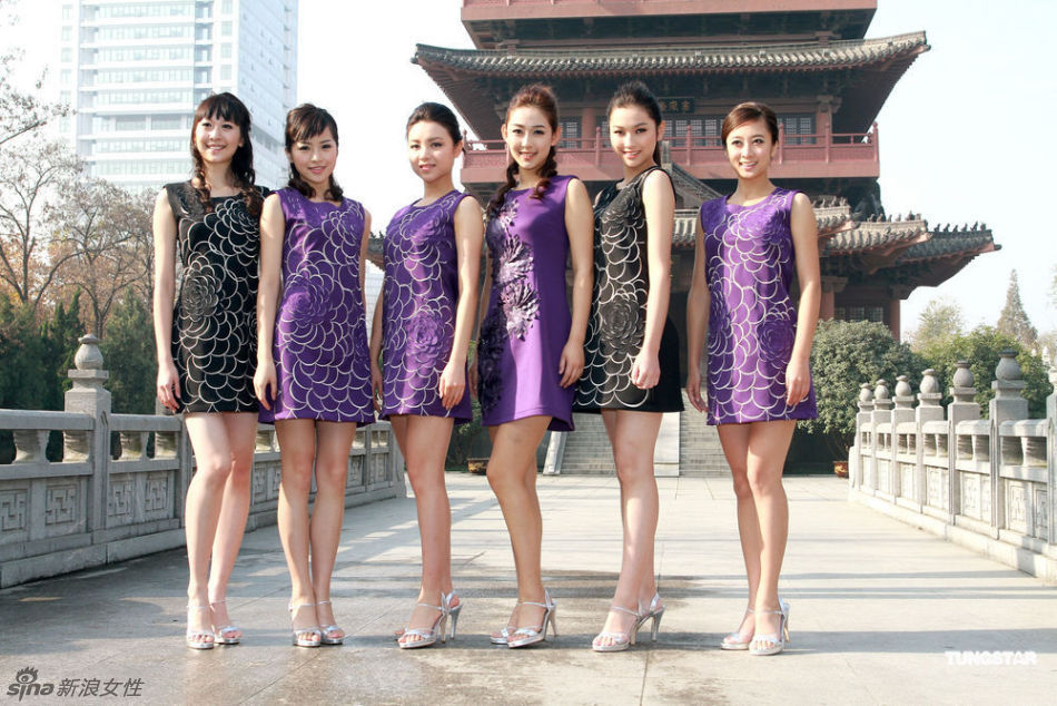 准亚姐们外景拍摄美丽“冻人”