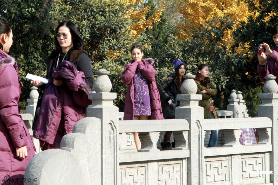 准亚姐们外景拍摄美丽“冻人”