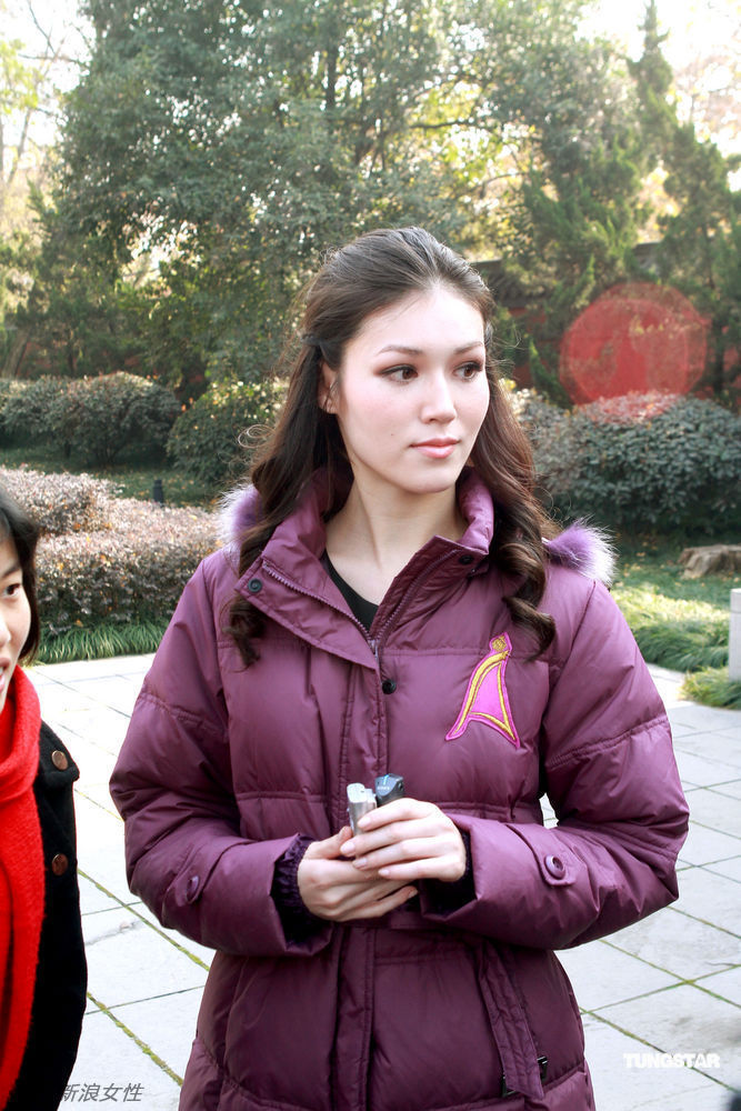 准亚姐们外景拍摄美丽“冻人”