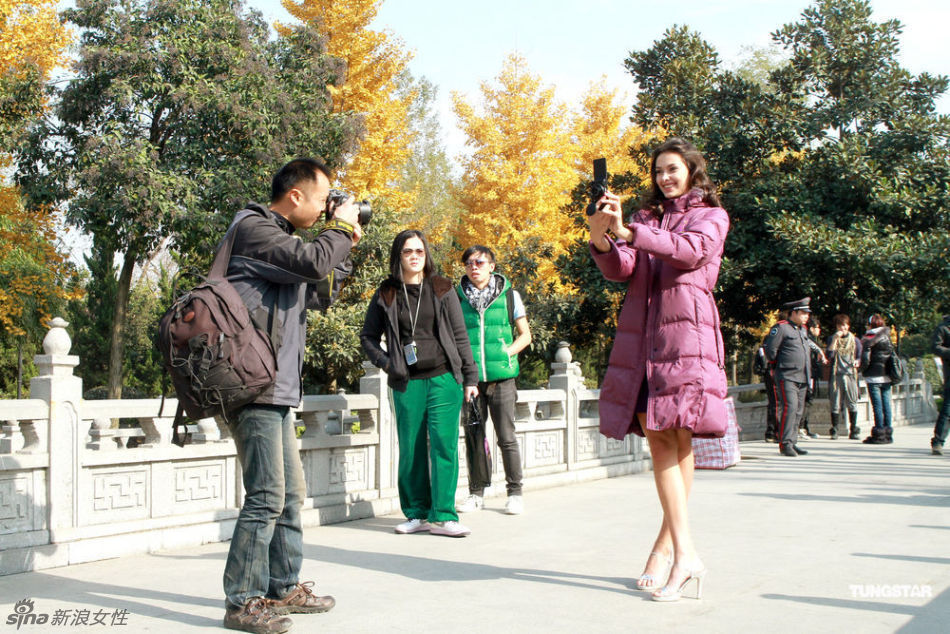 准亚姐们外景拍摄美丽“冻人”