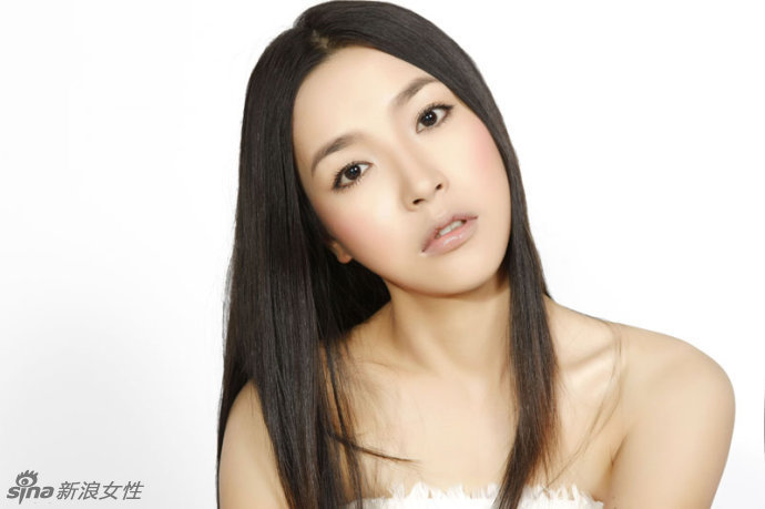 裸妆美女晓霞闺房私密照