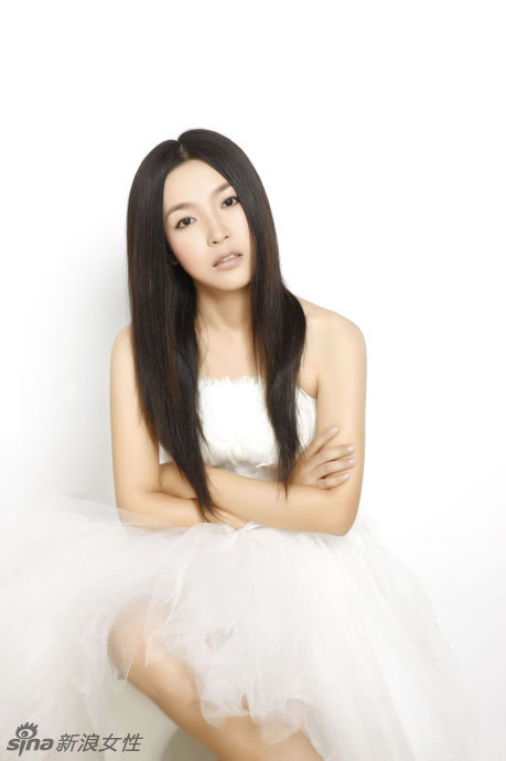 裸妆美女晓霞闺房私密照