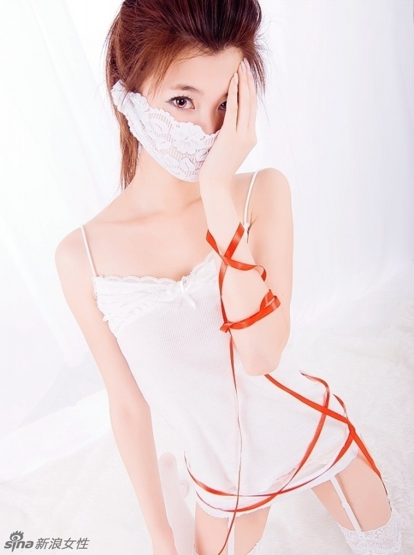 双生美女卧室暧昧写真