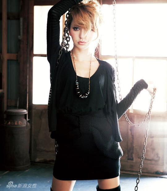 藤井莉娜性感服饰写真