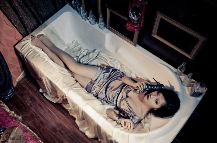 美女性感浴室照
