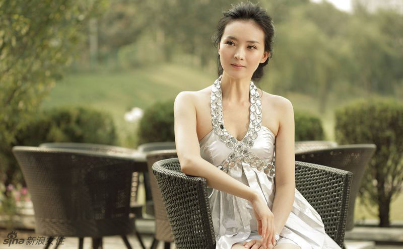 王艳淡雅妆容