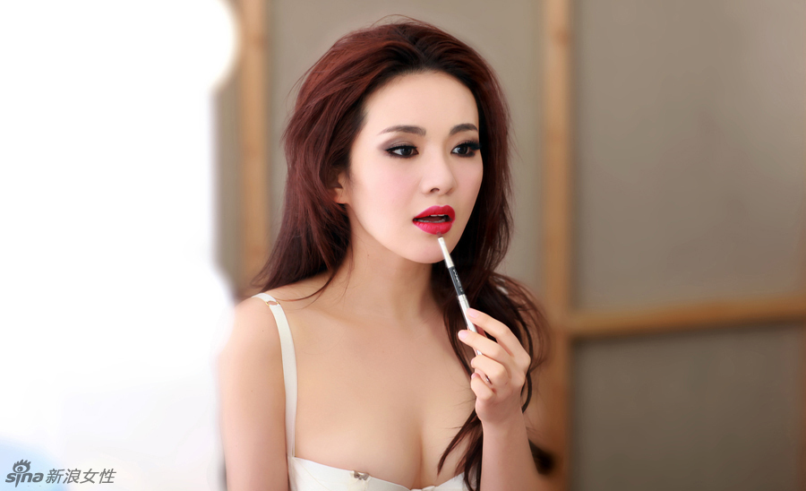 孟茜迷人红唇