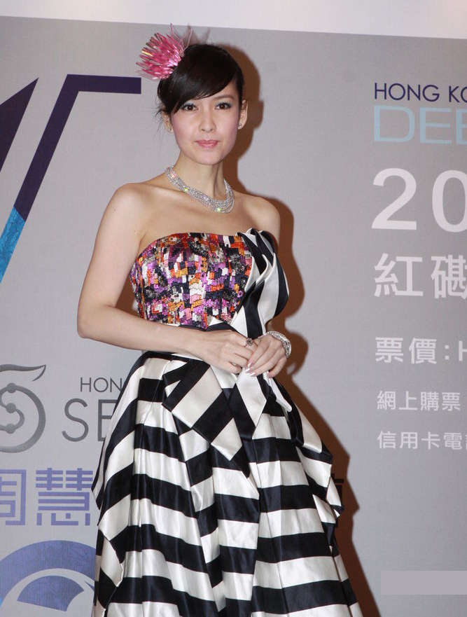 周慧敏重申为歌迷开唱 四十玉女清丽妆扮造势