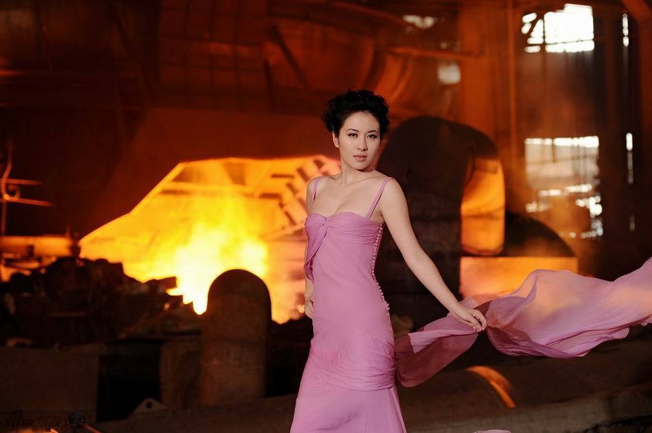 叶璇钢厂拍写真 性感在钢铁中游走