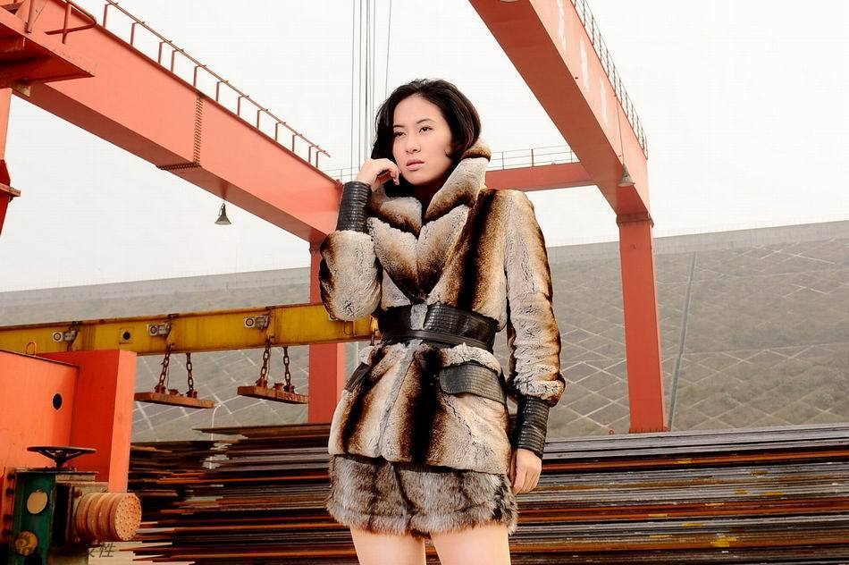 叶璇钢厂拍写真 性感在钢铁中游走