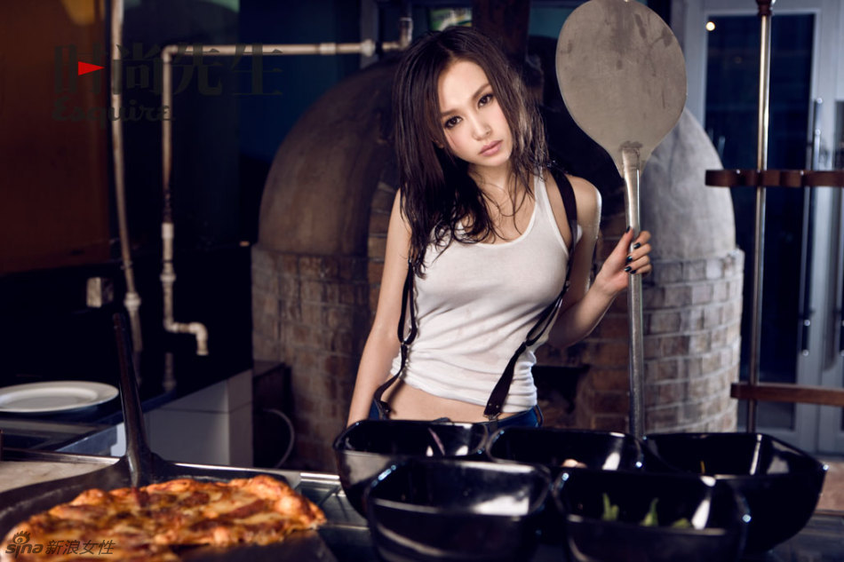 王子文性感大片 酥胸微露大秀美腿