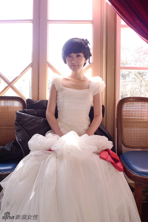 韩星张娜拉拍摄最新婚纱写真