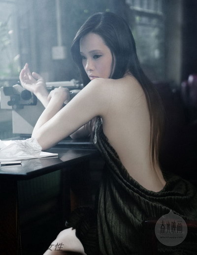 伊能静化身美艳吸血鬼 大胆性感写真
