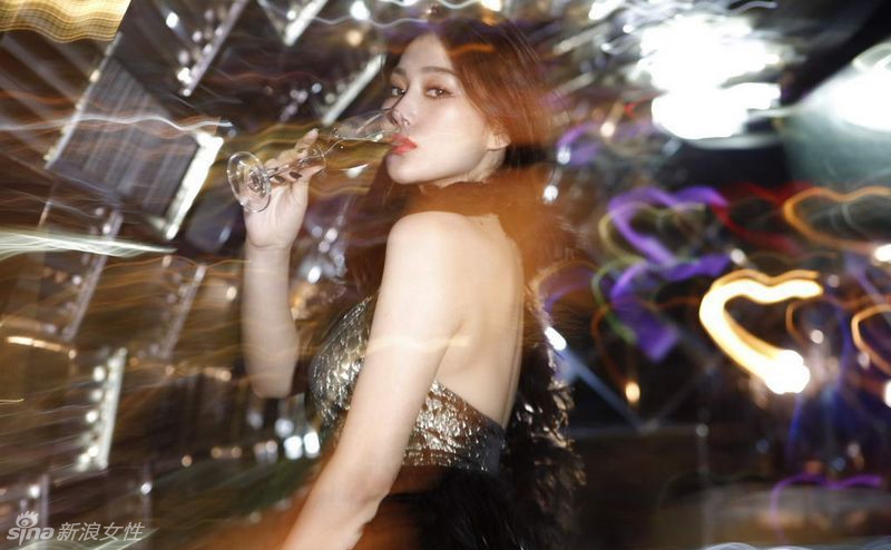 张馨予杂志秀酥胸美腿 笑容冶艳似女王