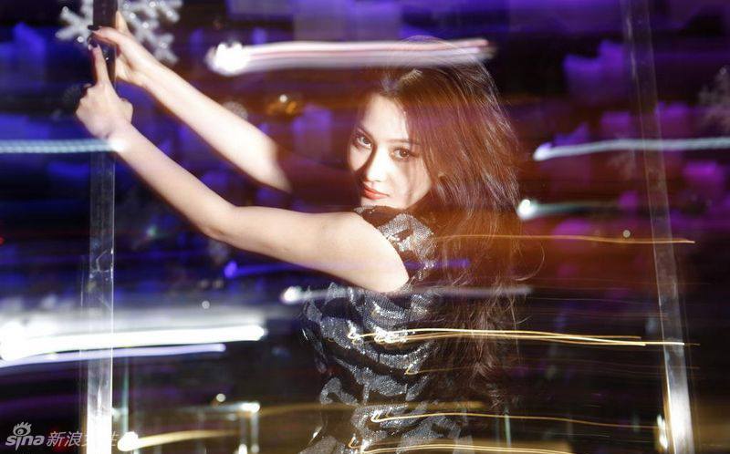 张馨予杂志秀酥胸美腿 笑容冶艳似女王