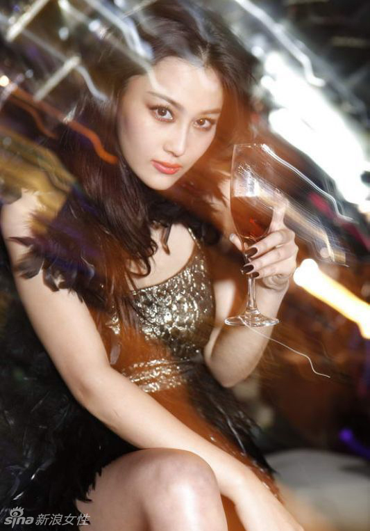 张馨予杂志秀酥胸美腿 笑容冶艳似女王