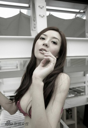 周韦彤日本写真秀性感美背