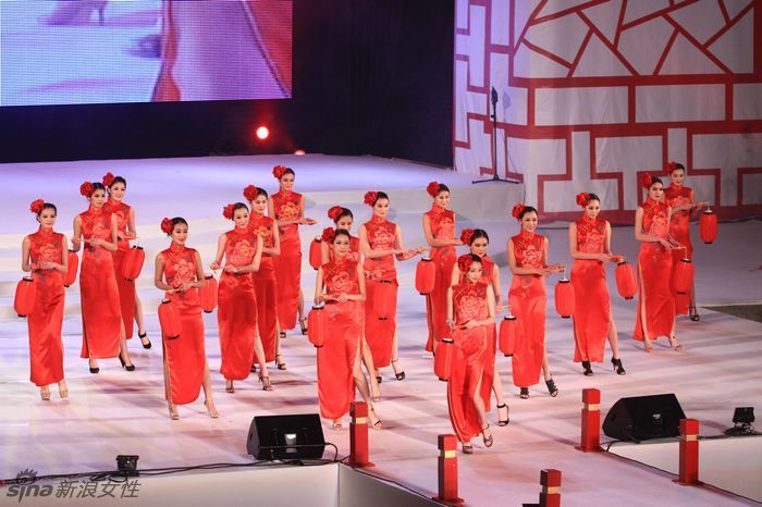 新丝路台中元宵灯会展演历代服饰及民族服饰