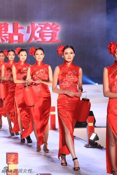 新丝路台中元宵灯会展演历代服饰及民族服饰