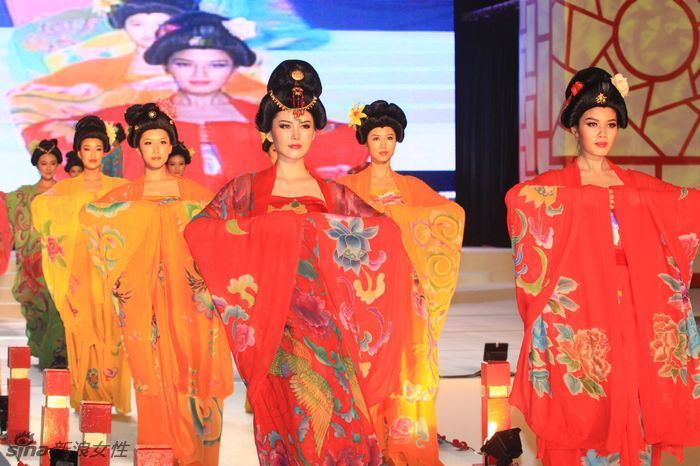 新丝路台中元宵灯会展演历代服饰及民族服饰