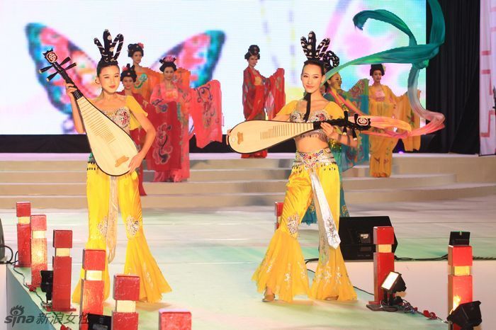 新丝路台中元宵灯会展演历代服饰及民族服饰